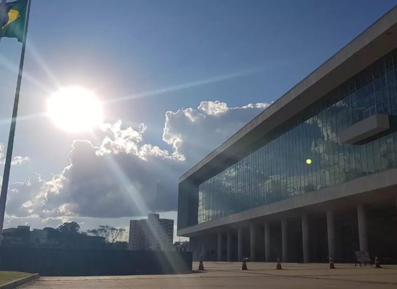A uma semana do 1º turno, candidatos ao governo do Paraná reforçam campanha em eventos públicos