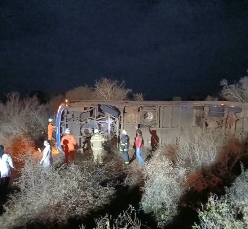 Acidente com ônibus deixa 7 mortos e 13 feridos na Bahia