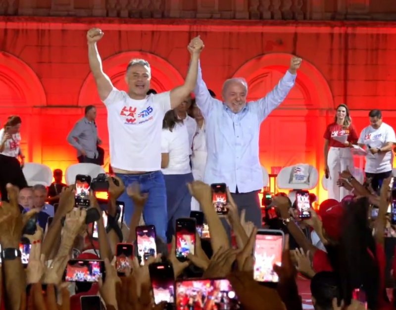 Ao lado de Renan Filho, Lula faz campanha em Maceió e reúne apoiadores na Praça Deodoro
