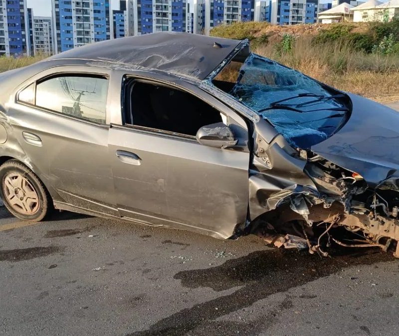 Após bater em poste e capotar, motorista tem pertences levados em São Luís