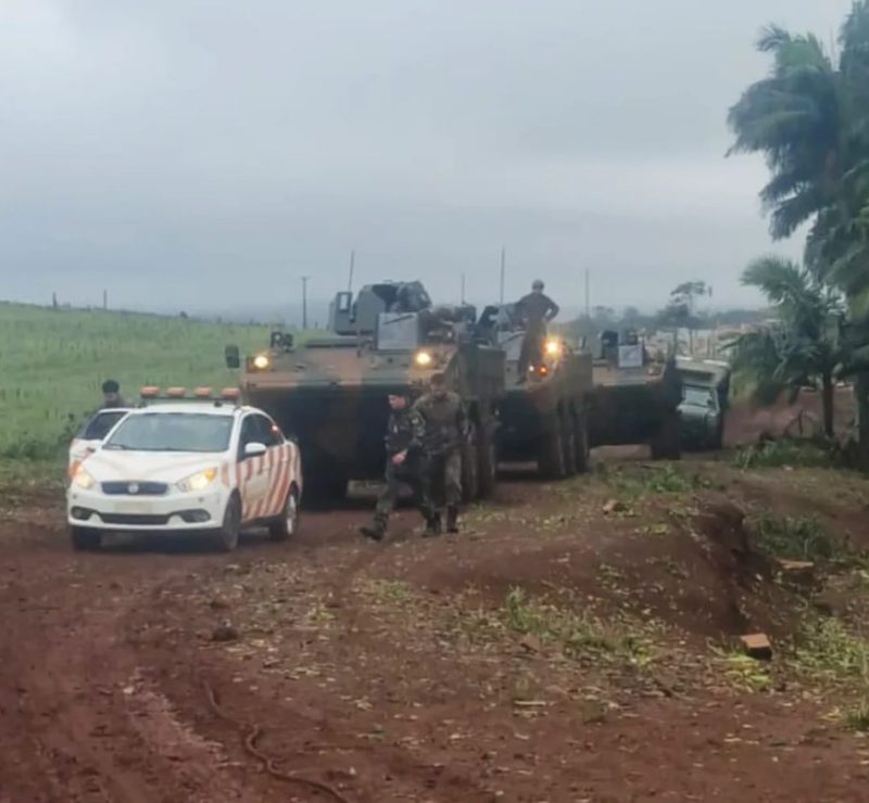 Blindados do Exército são usados para transporte de postes de energia em cidade do Paraná atingida por temporal
