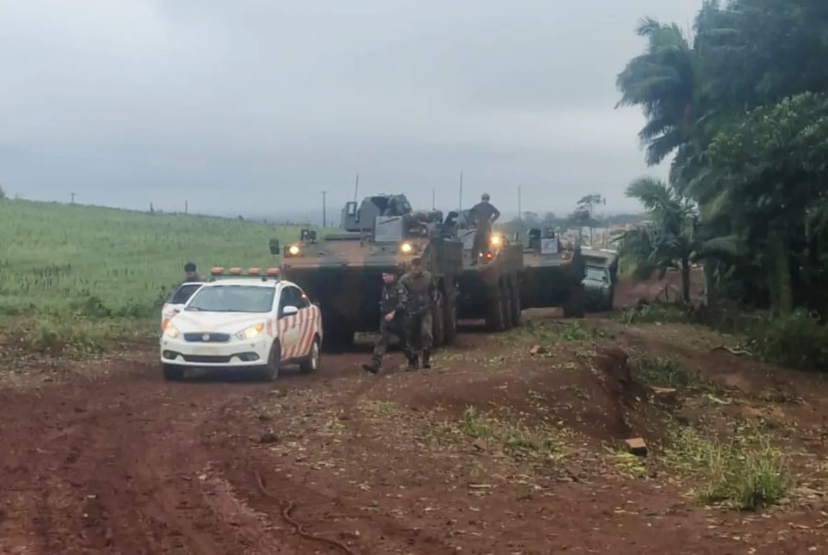Blindados do Exército são usados para transporte de postes de energia em cidade do Paraná atingida por temporal