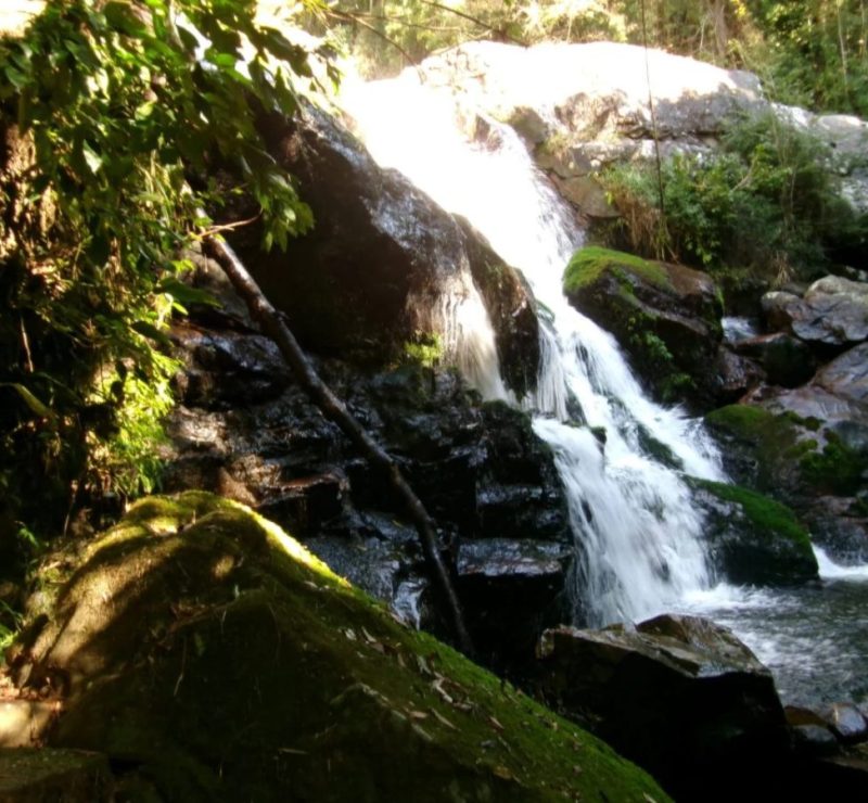 Calorão em Curitiba? Confira 4 cachoeiras para se refrescar pertinho da capital
