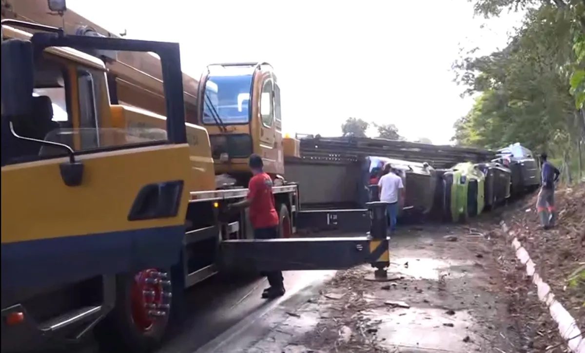 Caminhão-cegonha com carros tomba e interdita BR-316 em Satuba, na Grande Maceió