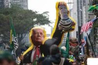 Campanha de Flávio aponta que ‘Dilma Bolada’ começou boato sobre padroeira