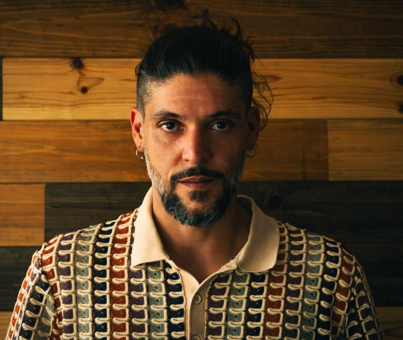 Cantor maranhense Rômmel leva “Arranjos” aos palcos do Canadá em série de shows que celebra 20 anos de carreira