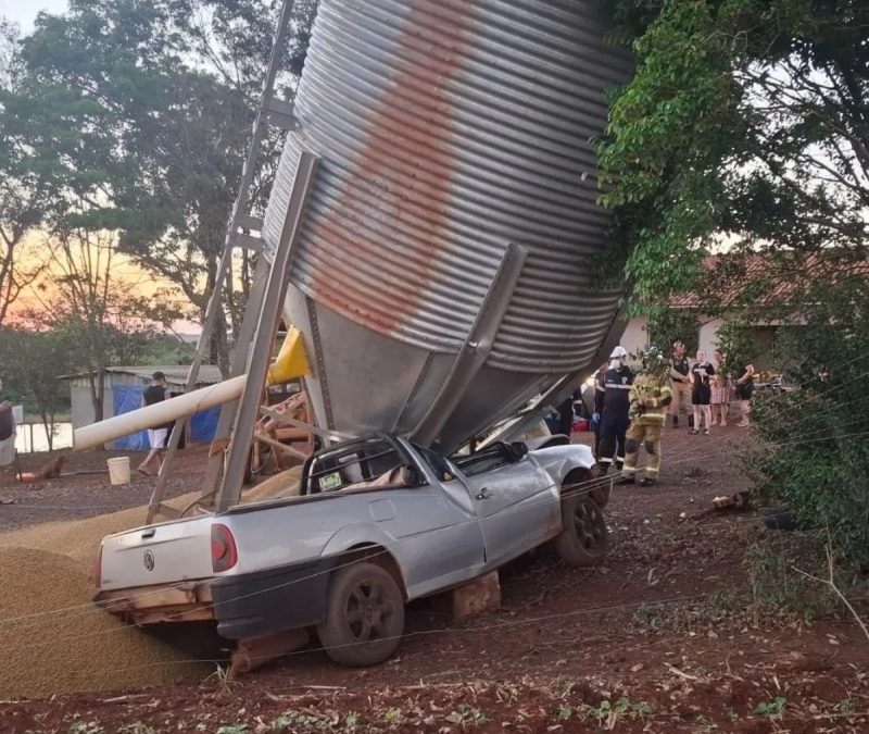 Carro sai da pista, atinge silo e estrutura com 10 toneladas de grãos desaba no Paraná