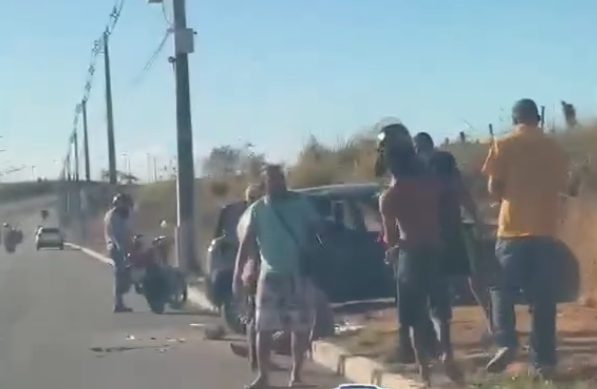 Carro sai da pista e deixa duas pessoas feridas na Rota do Mar, em Maceió