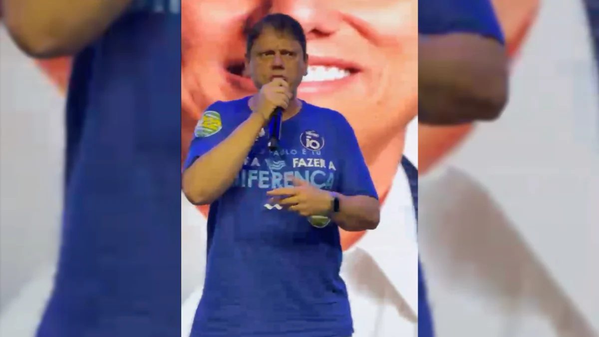 Católico, Tarcísio entoa coro de música gospel durante evento