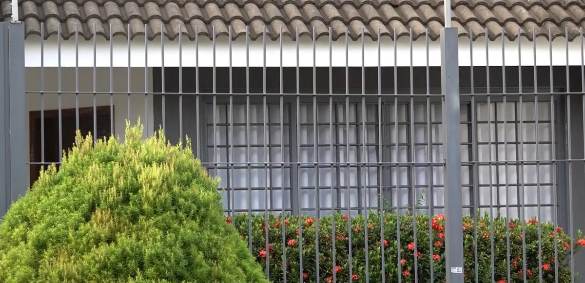 Cheiro forte e desaparecimento de americano fazem polícia encontrar corpo amarrado com fita adesiva dentro de casa, no Paraná