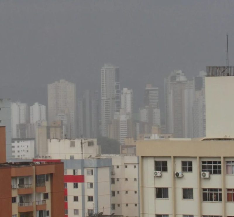 Chuva forte com ventania atinge Goiânia; vídeo