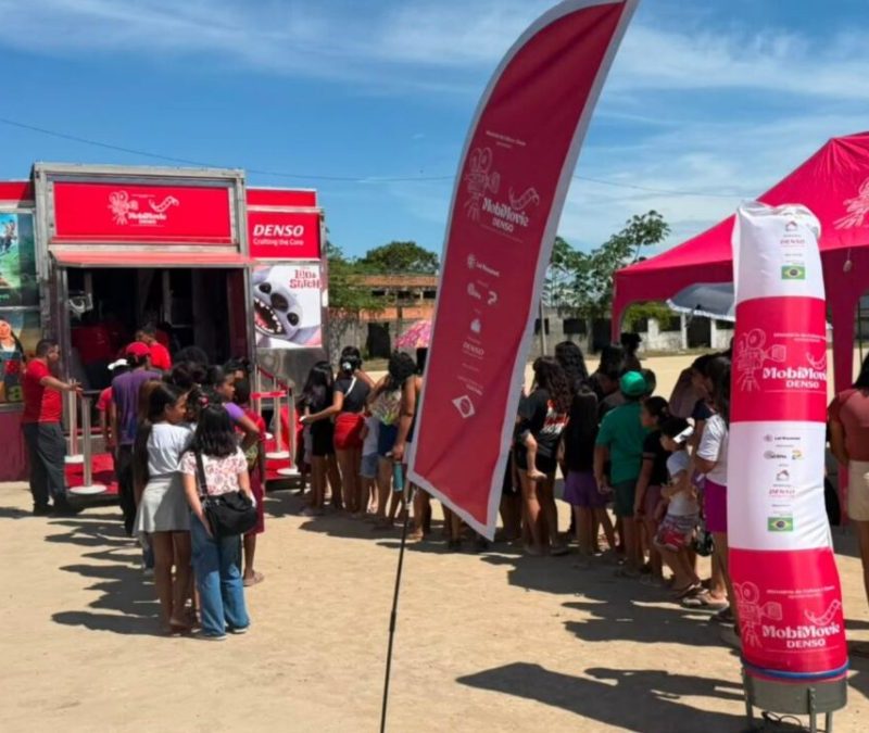 Com direito a pipoca e refrigerante de graça, praça de Curitiba recebe cinema itinerante nesta semana