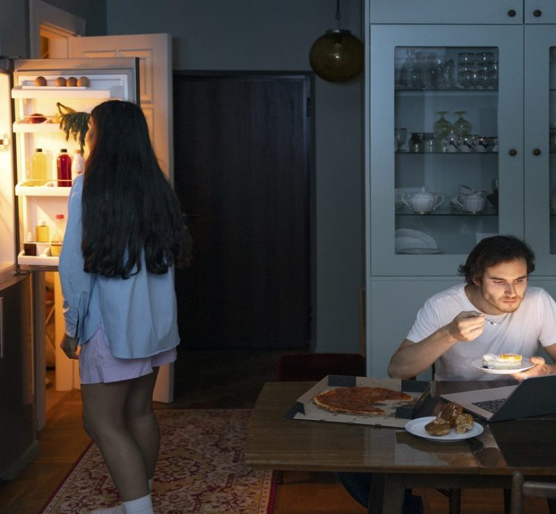 Comer de madrugada pode alterar o metabolismo e elevar risco de doenças