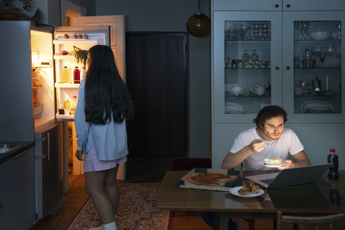 Comer de madrugada pode alterar o metabolismo e elevar risco de doenças