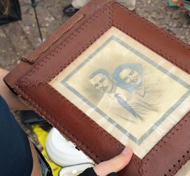 Como álbum comprado por R$ 20 em feira de Porto Alegre levou fotógrafa a buscar família para devolver fotos do século XX