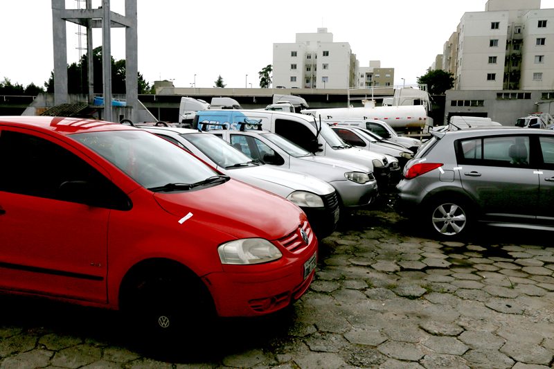 Curitiba leiloa 124 veículos apreendidos em fiscalizações