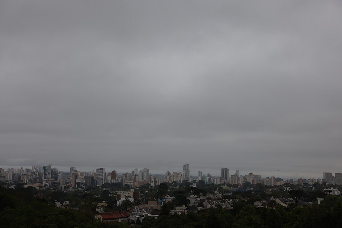 Curitiba tem previsão para mais um dia de céu encoberto, mas sem chuva