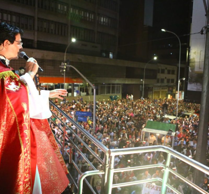 Curitiba vira palco para procissão luminosa no Centro, neste sábado