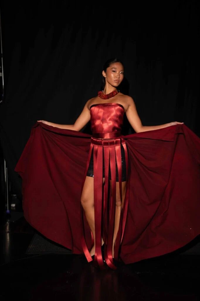 Curitibana leva moda feita com cintos de segurança para passarela em Nova York