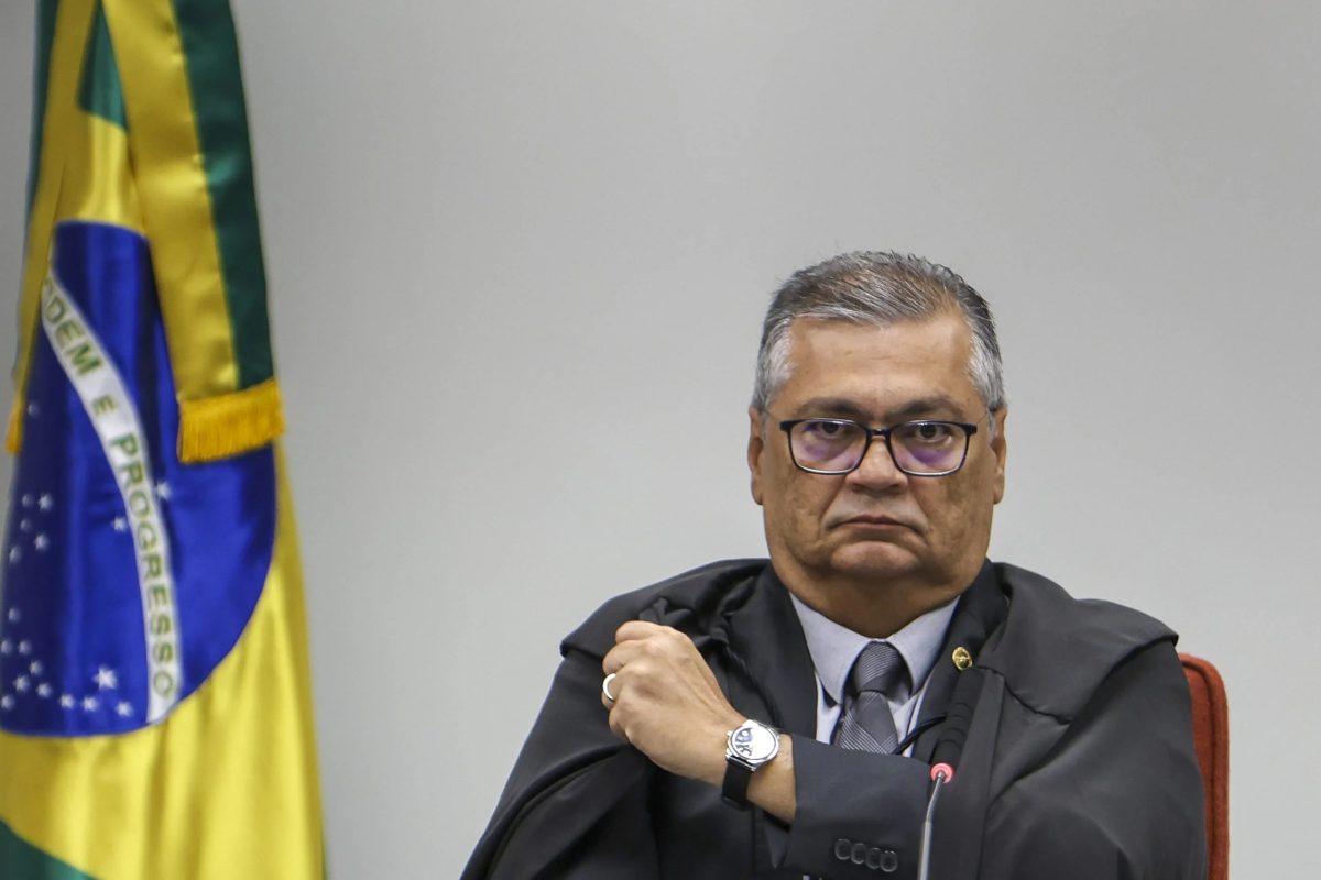 Dino age para “descredenciar” o TSE, diz defesa de Flávio