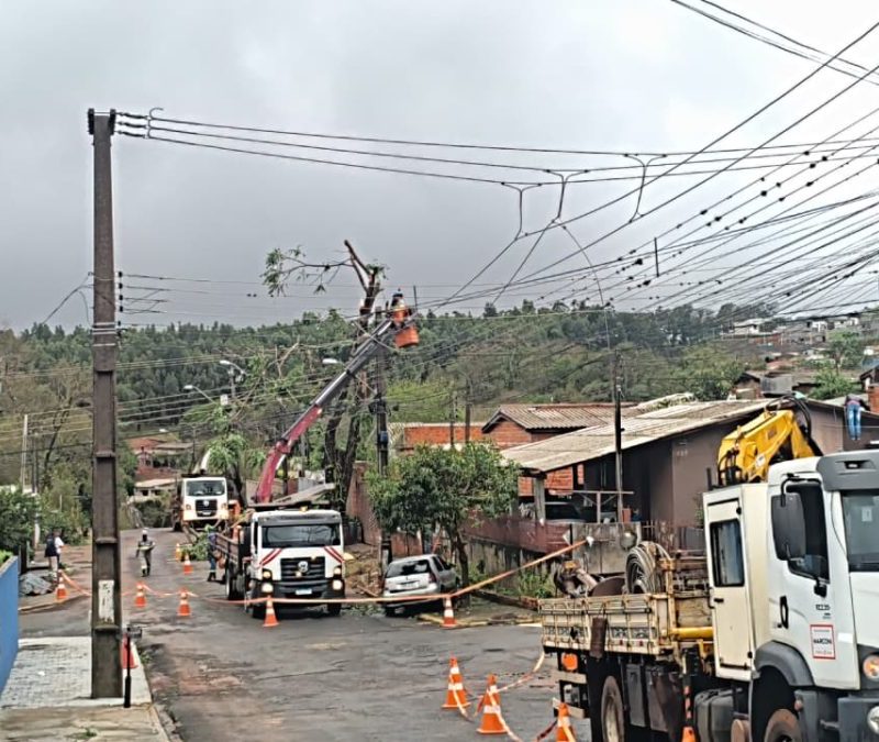 Doze escolas do Paraná tiveram as aulas suspensas após temporais desta segunda