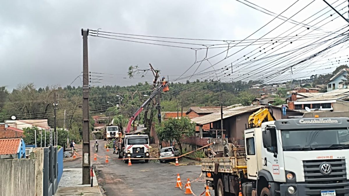 Doze escolas do Paraná tiveram as aulas suspensas após temporais desta segunda