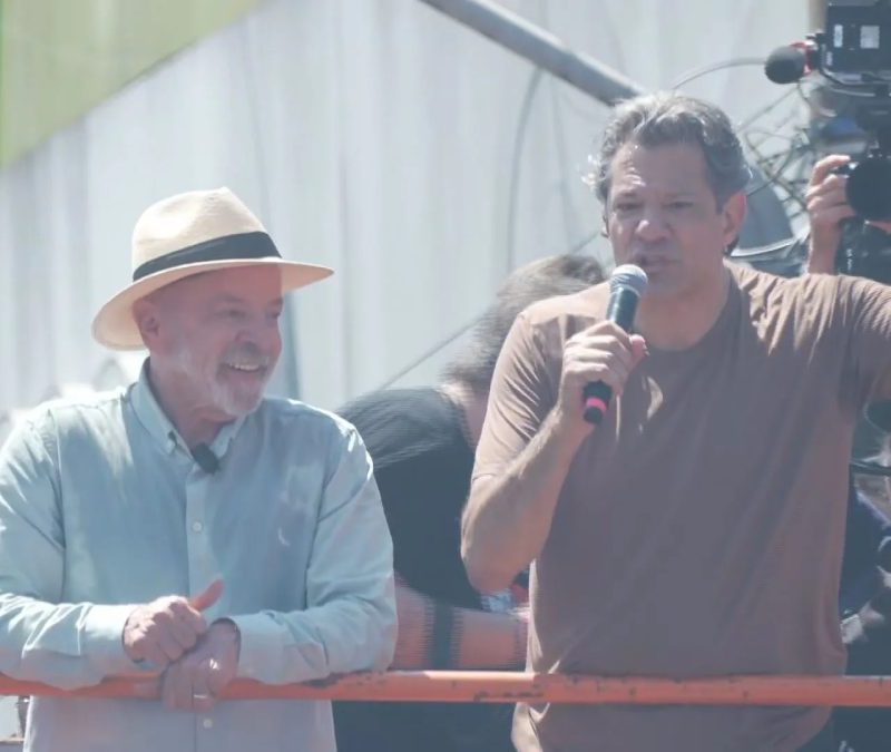 ‘Em todo escândalo ele tem algum amigo’, diz Haddad sobre Flávio Bolsonaro, após caminhada com Lula em SP