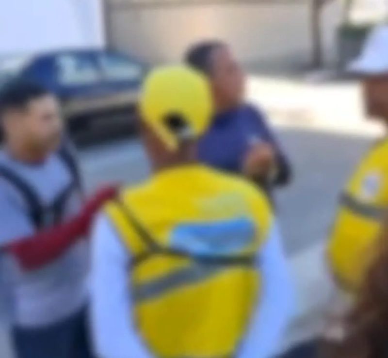 Entregadores se mobilizam em frente a condomínio após pedido cancelado em Maceió; VÍDEO