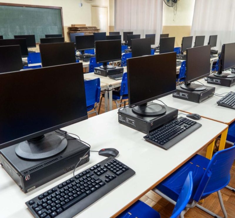 Estudantes do terceirão da rede estadual do Paraná fazem simulado do Enem
