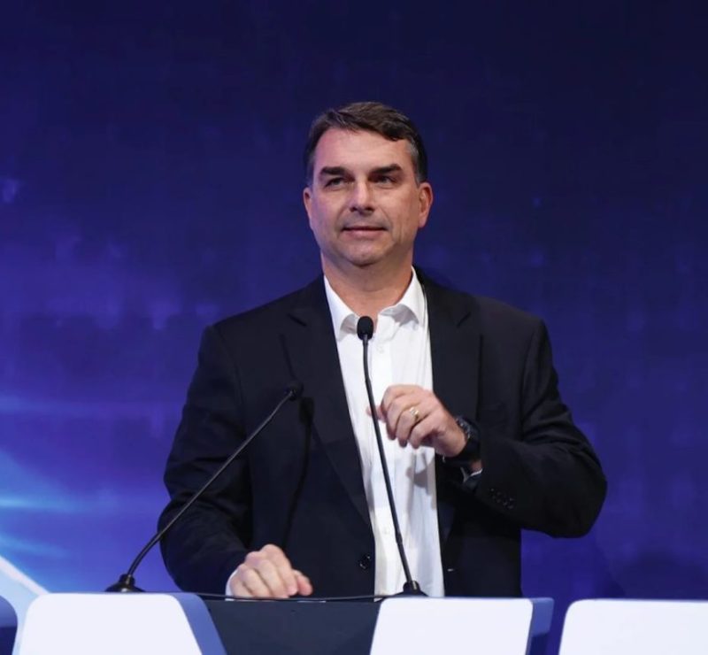 Flávio aciona TSE pela 15ª vez contra Lula por uso da máquina