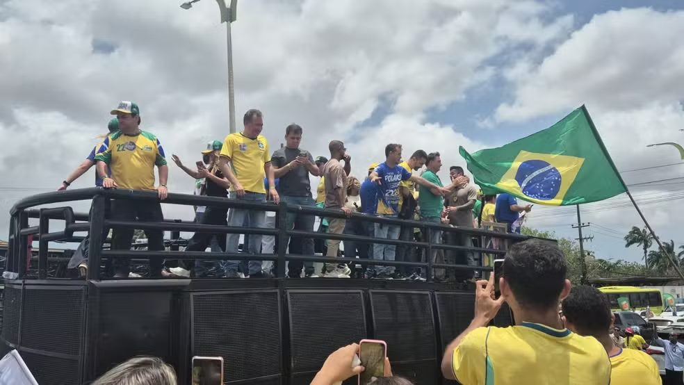 Flávio Bolsonaro apresenta propostas para Judiciário e segurança durante agenda em São Luís