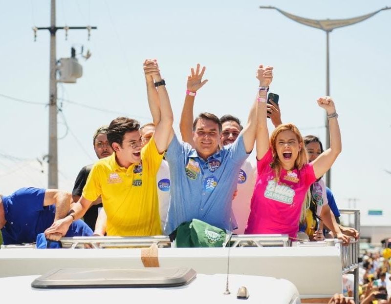 Flávio Bolsonaro desembarca hoje em São Luís