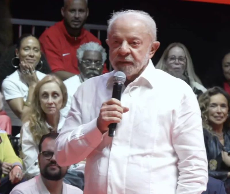 Flávio Bolsonaro “não sabe o que é o cheiro do trabalho”, diz Lula