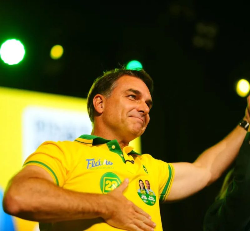 Flávio decide participar de debate mesmo sem a presença de Lula