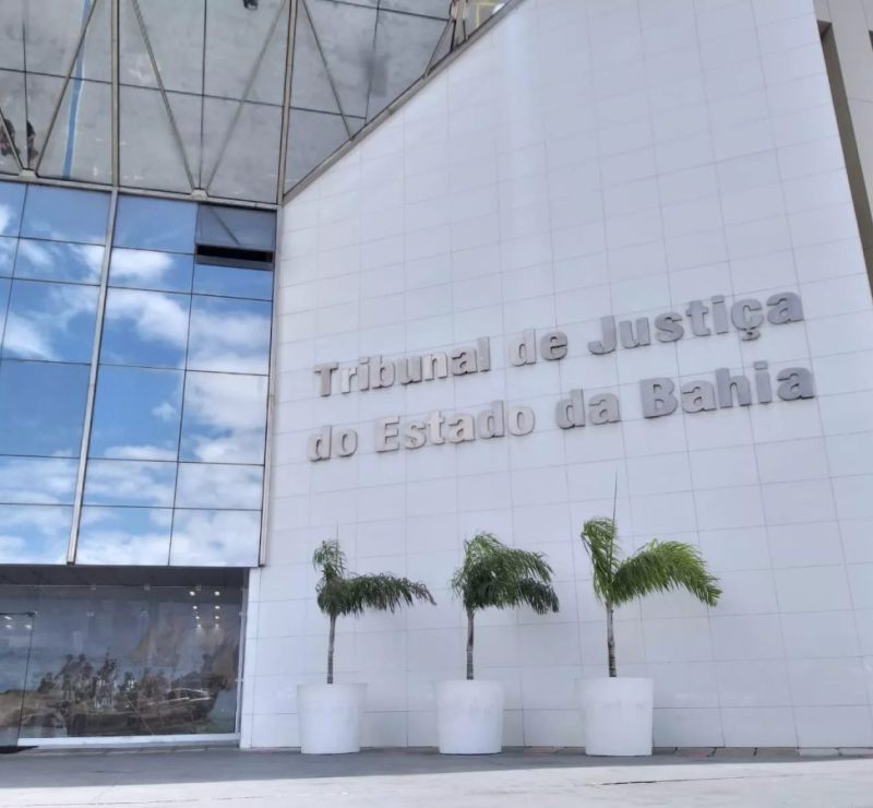 Homem é condenado a pagar indenização de R$ 8 mil após danificar móveis e ameaçar companheira na Bahia