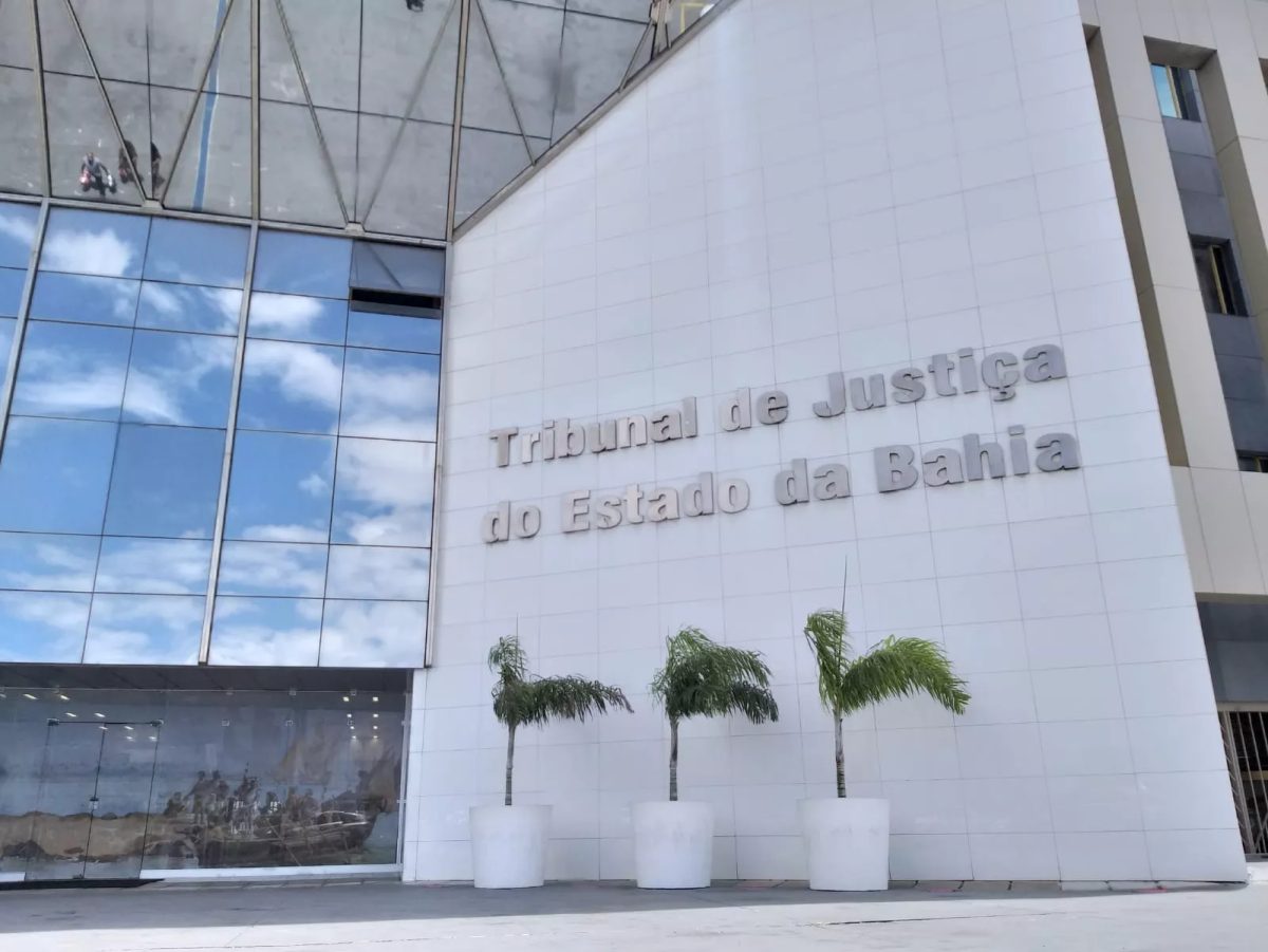 Homem é condenado a pagar indenização de R$ 8 mil após danificar móveis e ameaçar companheira na Bahia