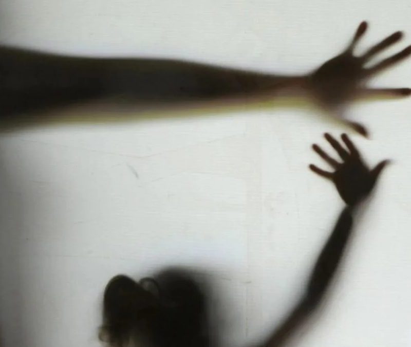 Homem é preso suspeito de estuprar enteada na Bahia; mãe é detida por conivência