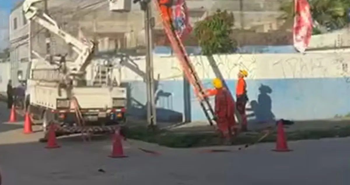 Homem morre eletrocutado ao subir em poste em Olinda