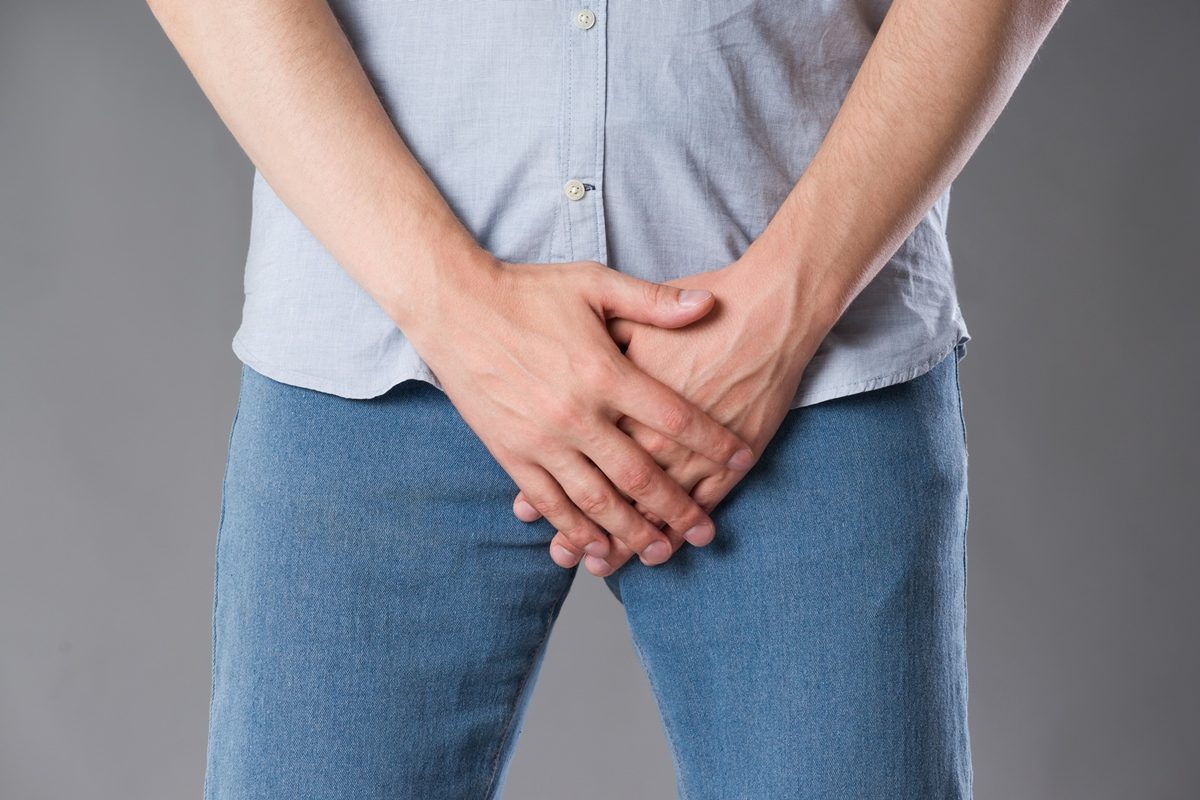 Homem sente desconforto ao urinar e médicos encontram “agulhas” no pênis
