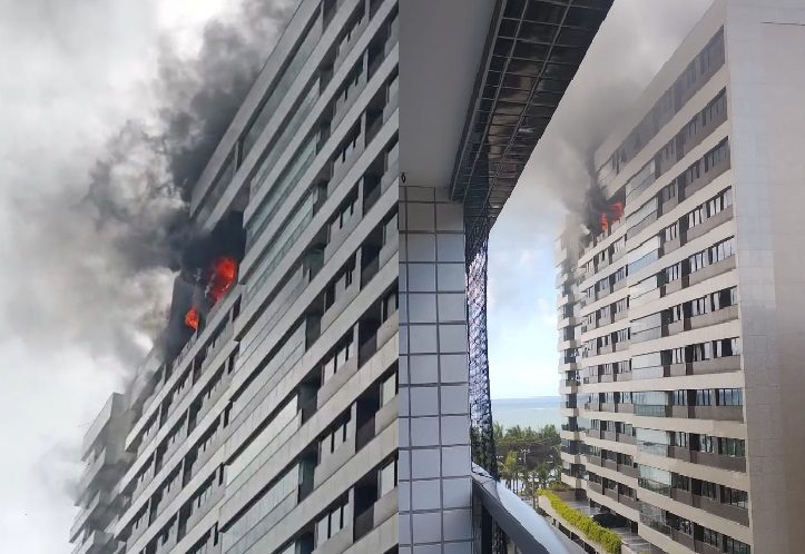Incêndio atinge andar de prédio na Ponta Verde, à beira-mar de Maceió; veja vídeo