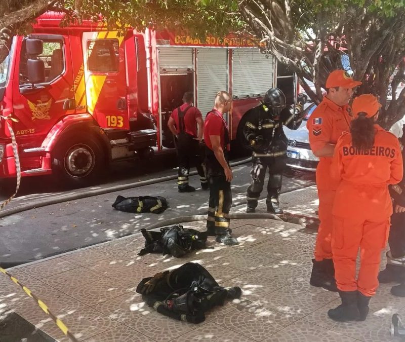 Incêndio atinge apartamento em prédio na Ponta Verde, em Maceió