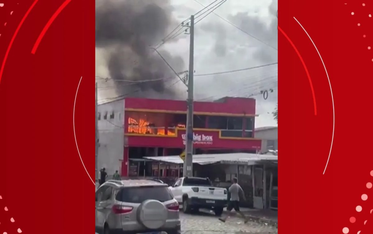 Incêndio destrói depósito de supermercado em Feira de Santana