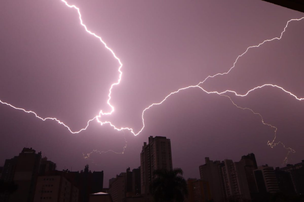 Incidência de raios no Paraná aumenta 28% neste ano