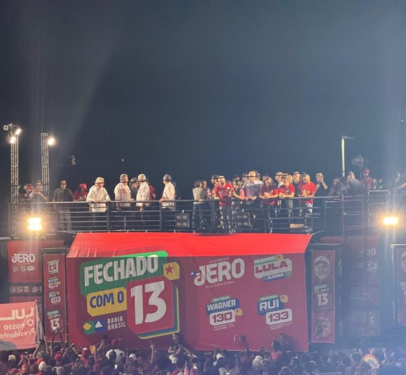 Jaques Wagner critica oposição e interferência externa em discurso durante ato de campanha em Salvador