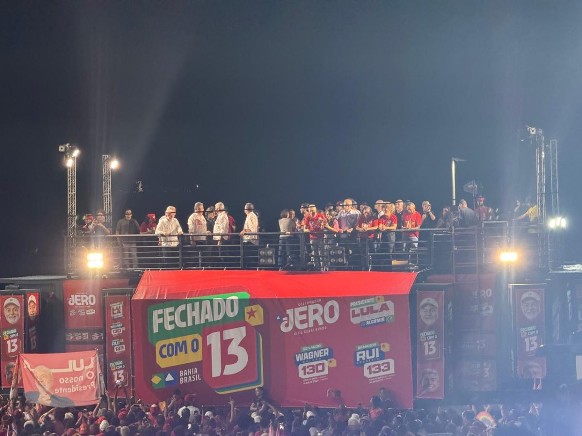 Jaques Wagner critica oposição e interferência externa em discurso durante ato de campanha em Salvador