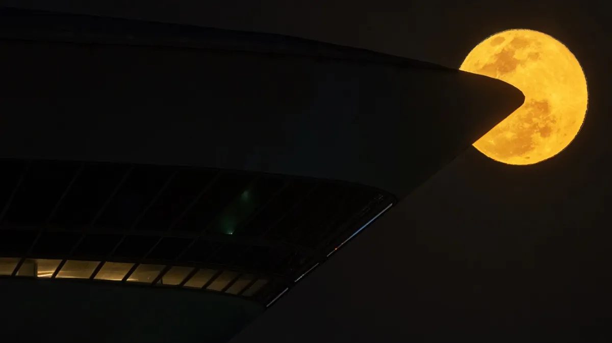 Lua cheia vira Pac-Man e parece 'morder' museu de Niemeyer em Niterói; veja foto