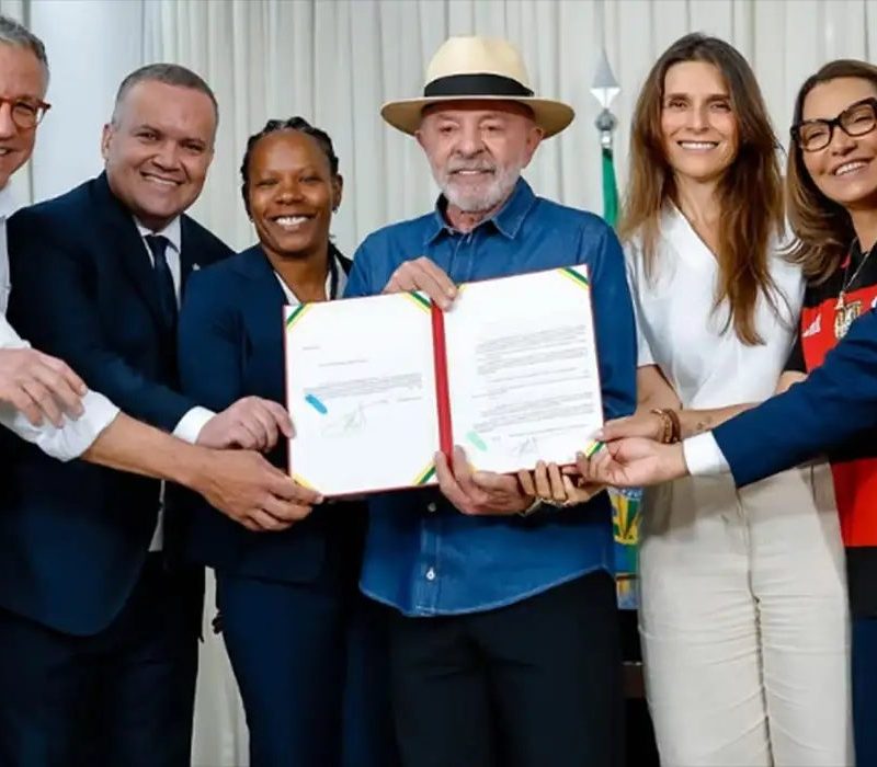 Lula sanciona lei de incentivo ao desenvolvimento do futebol feminino