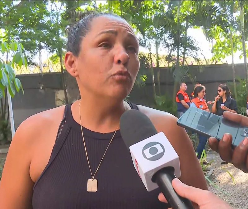 ‘Meu filho é muito bom’, diz mãe no enterro de bombeiro assassinado com o namorado em Duque de Caxias