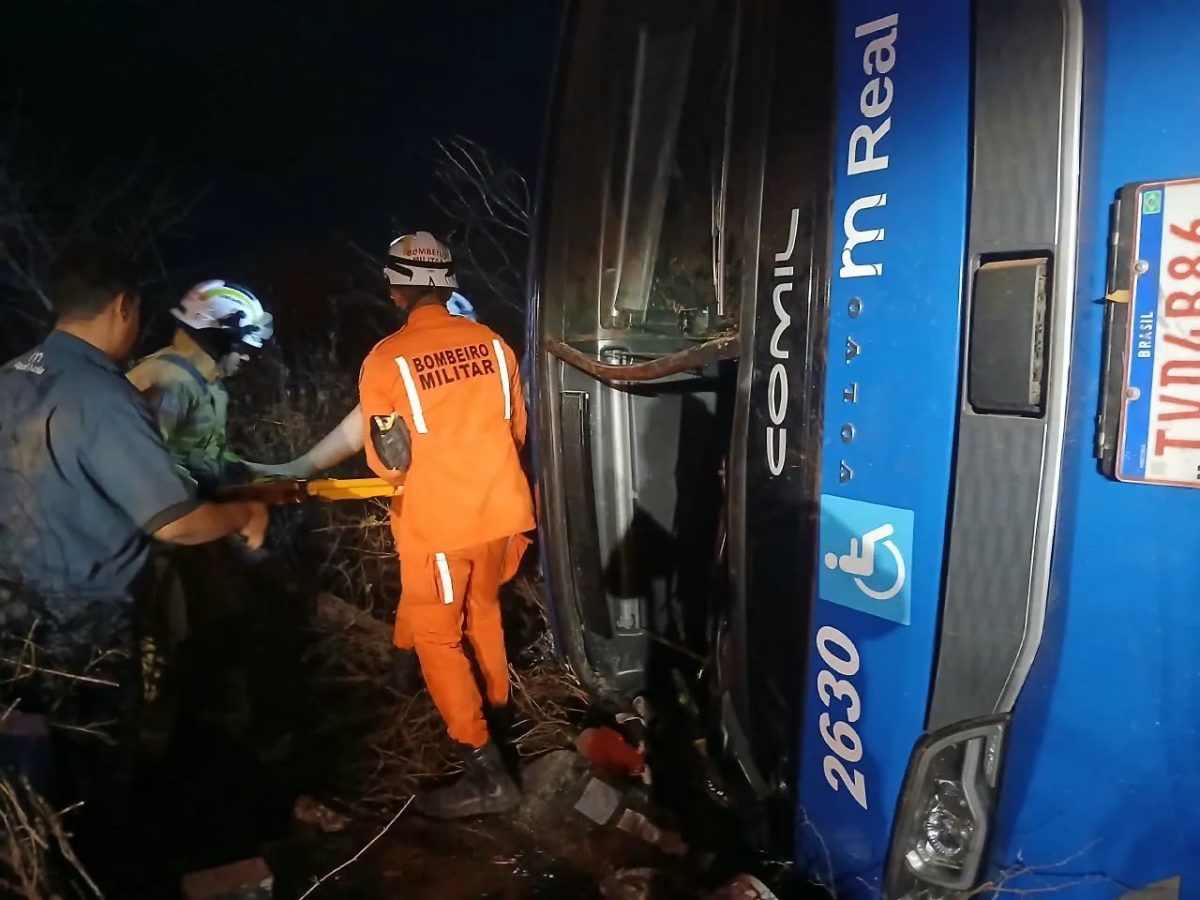 Mulher comprou passagem de ônibus que tombou na Bahia e deixou 7 mortos, mas não embarcou
