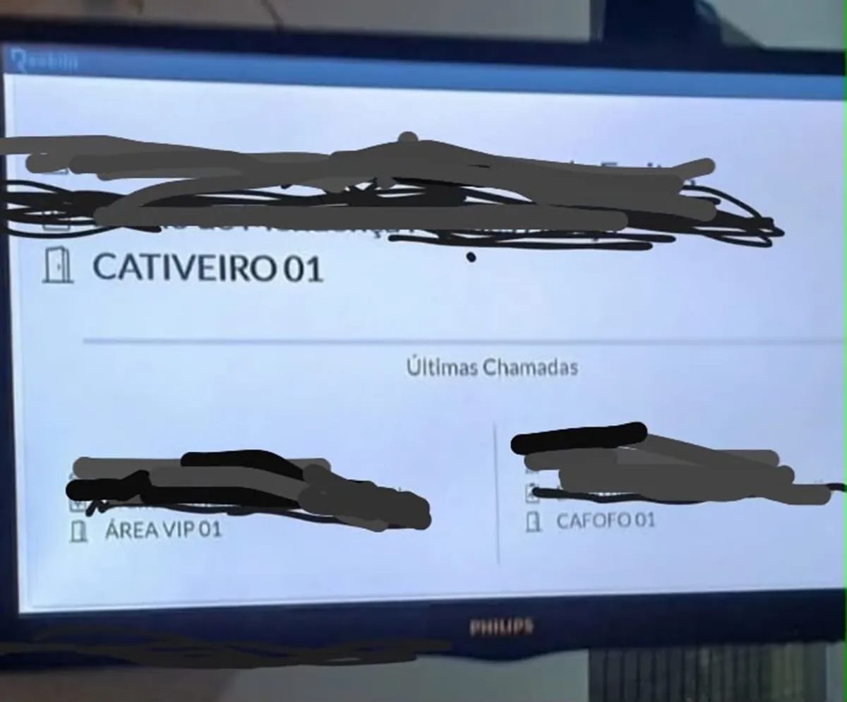 Mulher denuncia médico por racismo após ter nome associado a ‘Cativeiro 01’ em painel de clínica em Maceió